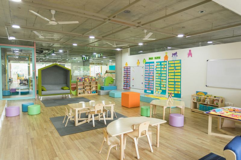 Kita-Raum mit Kindermöbeln und Spielbereich