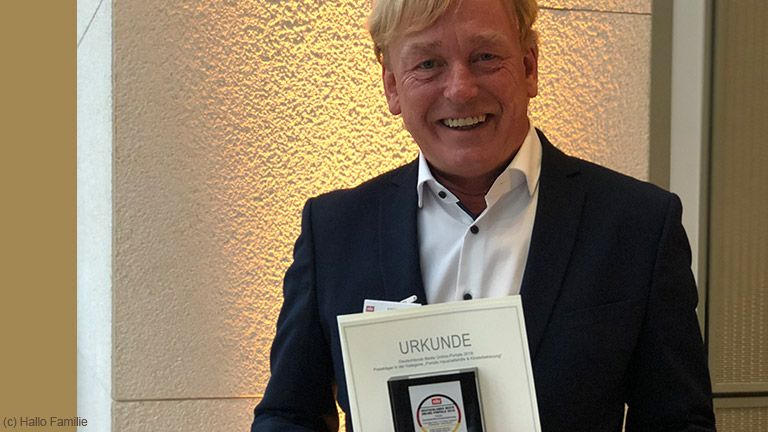 Frank Willers von HalloBabysitter nimmt den ntv/DISQ-Award entgegen