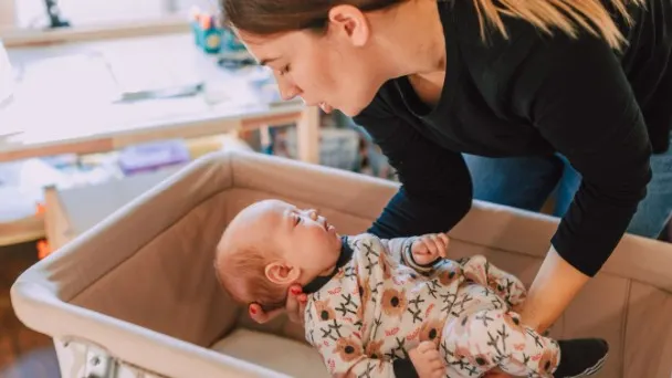 So können Babysitter das Einschlafen unterstützen